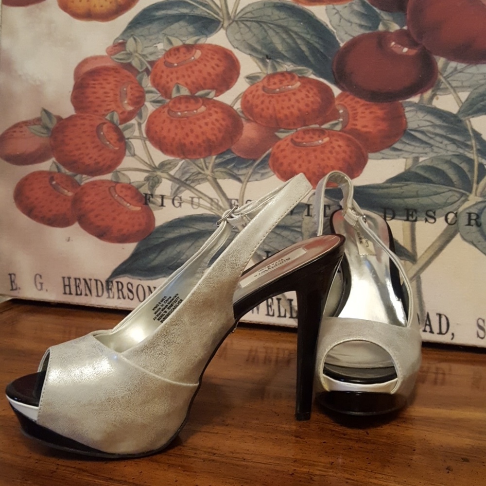 NWOT Vera Wang heels - Picture 1 of 3